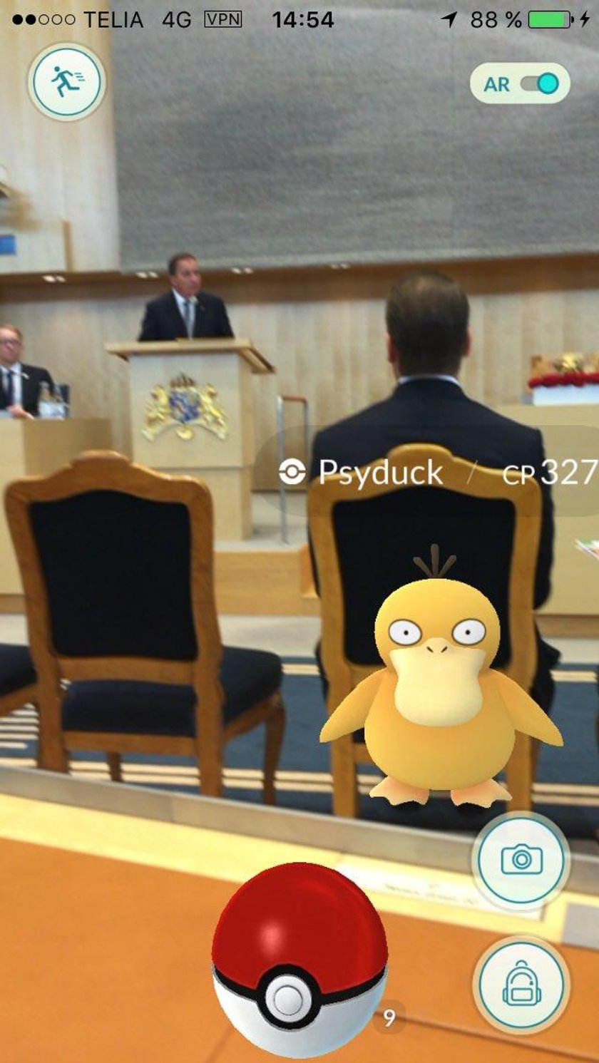 Posłanka zamiast słuchać premiera grała w Pokemony