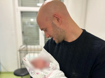 "Rođena 1.1. tačno u 00:00!" Poznati pevač sa svima podelio VELIKU RADOST na samom početku godine (FOTO)