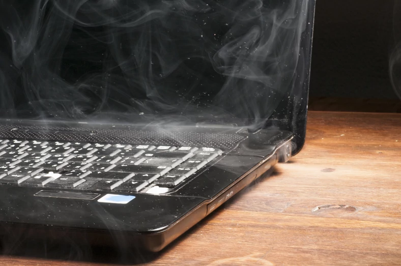 Laptop od rządu się popsuł? Nic nie szkodzi – sprzęt obowiązuje 36-miesięczna gwarancja