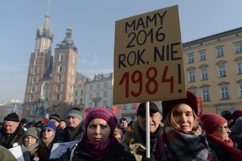 Hasła na transparentach KOD