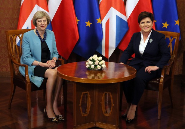 Warszawa, 28.07.2016. Prezes Rady Ministrów Beata Szydło (P) podczas spotkania z premier Wielkiej Brytanii Theresą May (L) w KPRM w Warszawie, 28 bm. Tematem spotkania jest sytuacja Polaków na Wyspach w związku z Brexitem i relacje dwustronne. (ukit) PAP/Tomasz Gzell