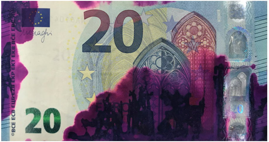 Banknot 20 euro pokryty tuszem barwiącym, który używany jest w czasie próby kradzieży pieniędzy z bankomatu.