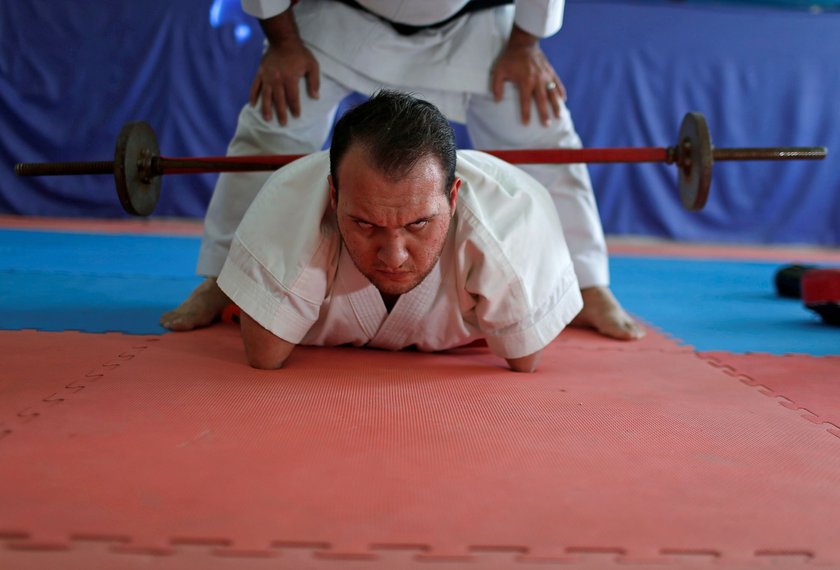 Niezwykła pasja 24-latka. Nie ma rąk i nóg, a trenuje karate