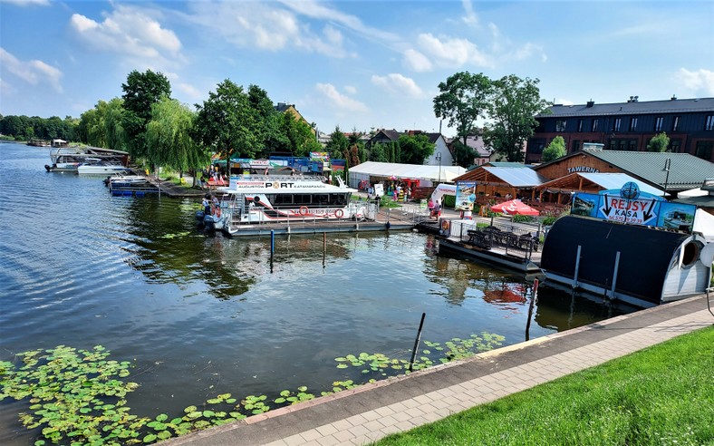 Przystań żeglugi pasażerskiej i bulwary z restauracjami i smażalniami ryb