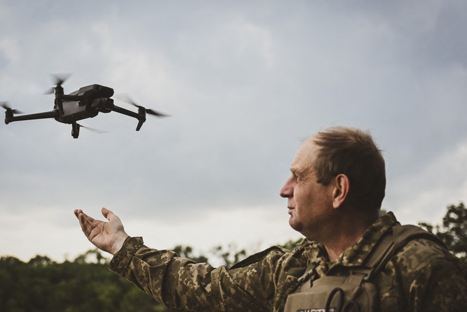 Jedną z oczywistych zalet dronów w porównaniu z żołnierzami jest brak poglądów politycznych.