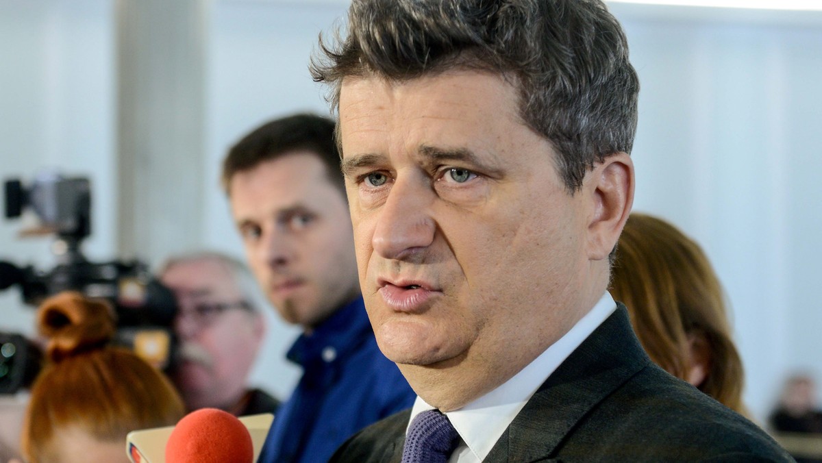 Lider Twojego Ruchu Janusz Palikot zapowiedział w poniedziałek pozew cywilny przeciwko Mariuszowi Błaszczakowi (PiS). Chodzi o wypowiedź Błaszczaka, że Palikot organizował grupy ludzi, które atakowały modlących się pod krzyżem na Krakowskim Przedmieściu.