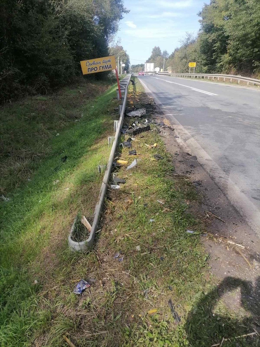 Ovako izgleda mesto saobraćajne nesreće u Miločaju gde su se sudarili "bmw" i traktor