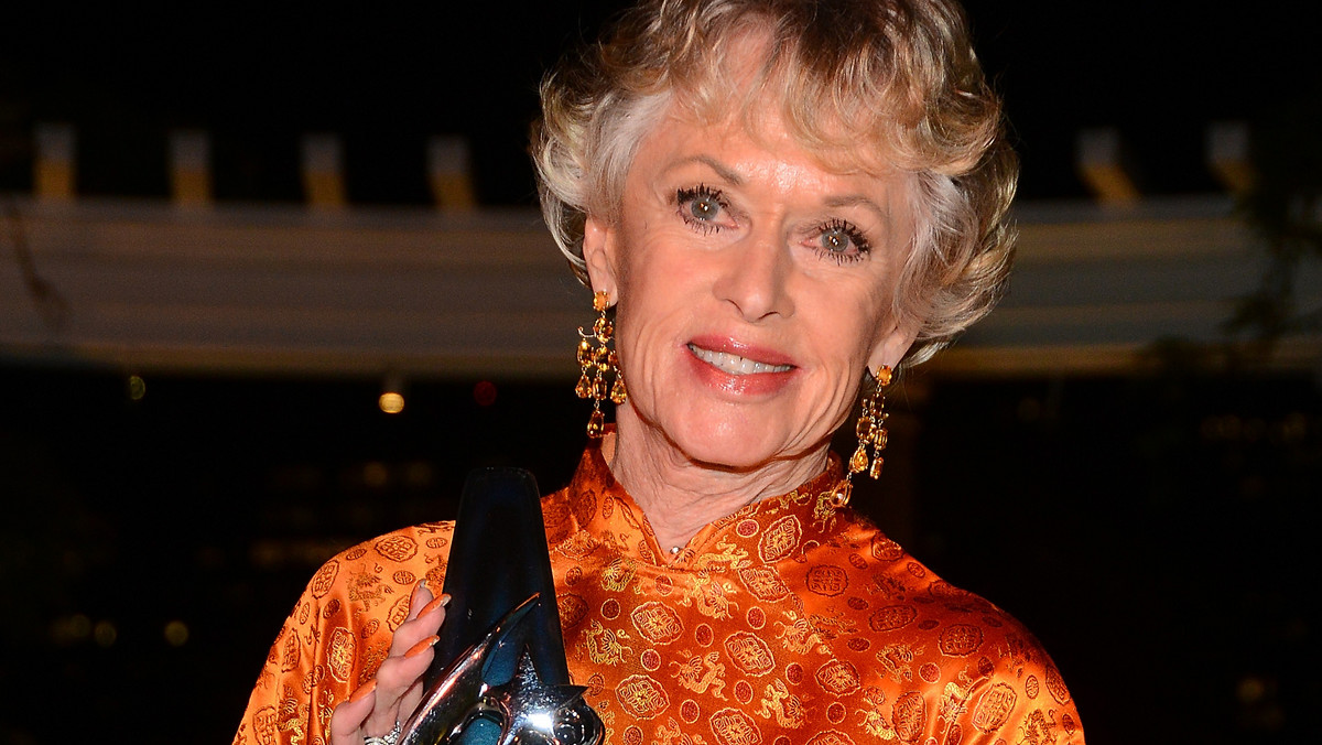 83-letnia Tippi Hedren jest nie tylko utalentowaną aktorką, ale także osobą, która potrafi dopiąć swego. Gwiazda, a prywatnie mama Melanie Griffith, dostała właśnie odszkodowanie w wysokości 1,5 miliona dolarów. Za co? No właśnie, to dość nietypowa sprawa. Aktorce wylały się na głowę litry zimnej wody.