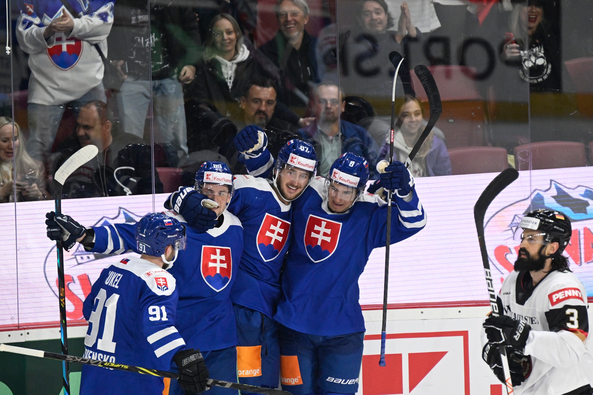 Hráči Slovenska, zľava Matúš Sukeľ, Adrián Holešinský, Pavol Regenda a Martin Chromiak oslavujú gól.