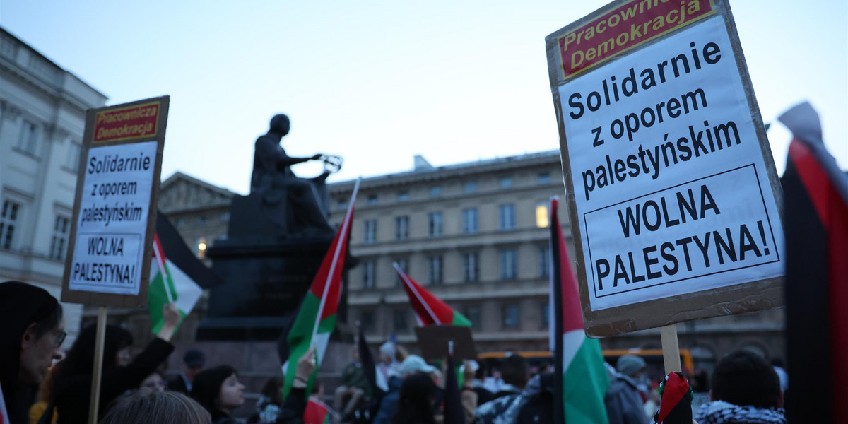 Ludzie zgromadzili się w centrum Warszawy. Jedni z barwami Izraela, drudzy — Palestyny.