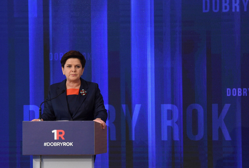 Premier Beata Szydło przedstawia sprawozdanie z pracy rządu w sali im. Anny Walentynowicz w KPRM.