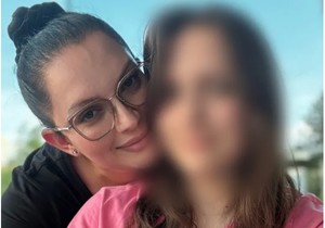 Pevačica sa ćerkom