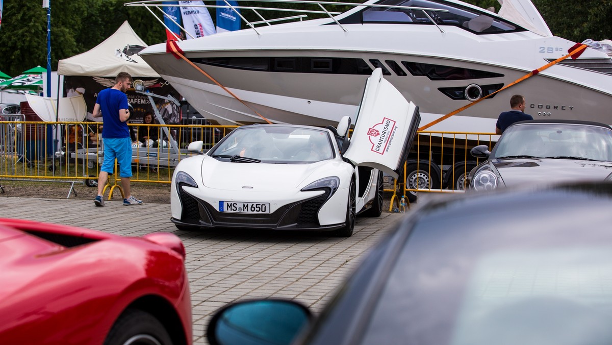 Potężna nawałnica uderzyła w samo centrum Gran Turismo Polonia. Tuż przed końcową rundą honorową wszystkich samochodów, wichura przeszła nad Torem Poznań. Ze skutkami nawałnicy walczą strażacy - 6,5 tysiąca mieszkańców województwa jest bez prądu.