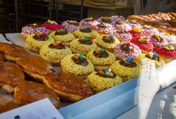 Tłusty czwartek 2025. Najdroższe pączki w Polsce. Łasuchy łapią się za portfele