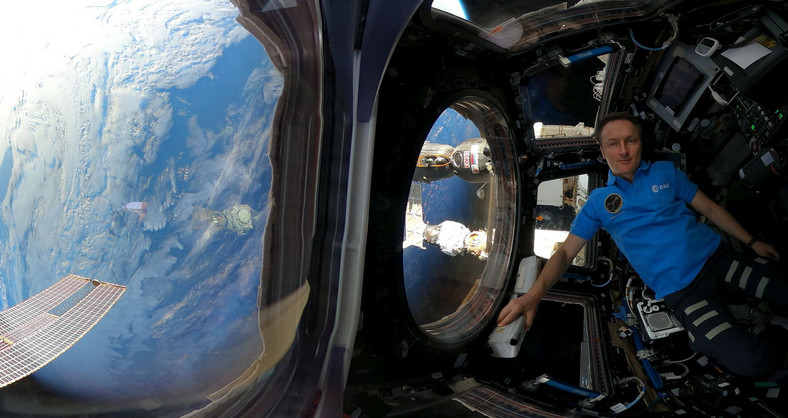 Astronauta Matthias Maurer w widokowej części Międzynarodowej Stacji Kosmicznej