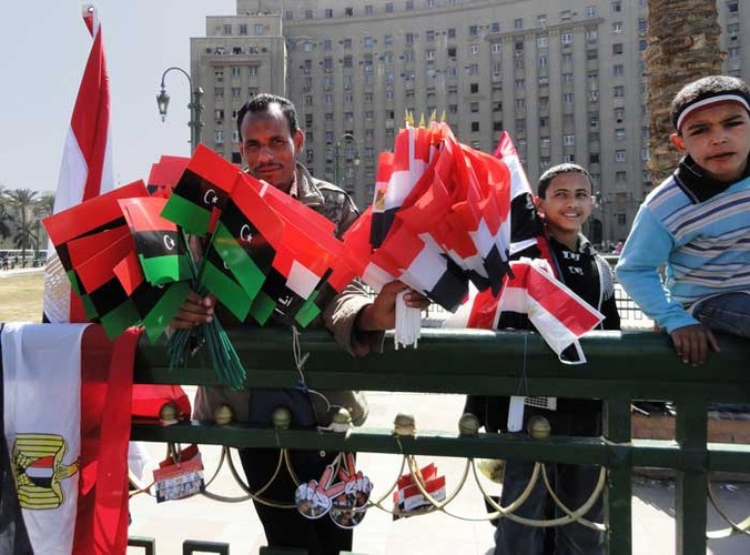 Sprzedawca egipskich flag na placu w Kairze.