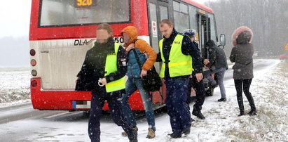 W takim stanie wiózł pasażerów! Uderzył w strażaków i pojechał dalej