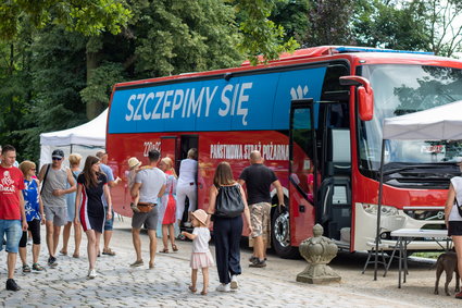 Hotele i restauracje tylko dla zaszczepionych? Przedsiębiorcy nie chcą segregacji, a nawet mówią o... buncie