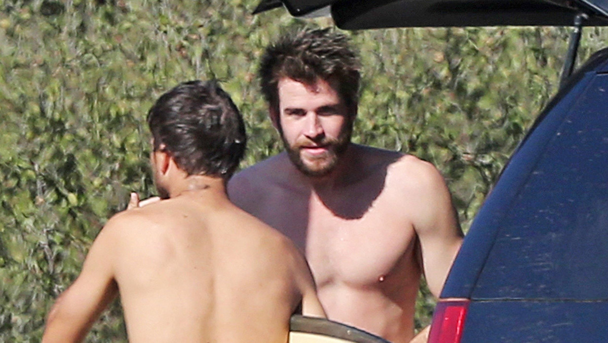 Liam Hemsworth na plaży w Malibu