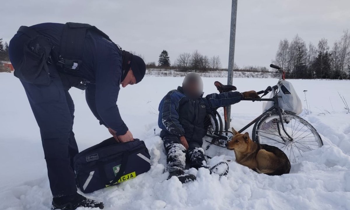 Policjanci uratowali wychłodzonego 64-latka. Pomógł przypadkowy przechodzień