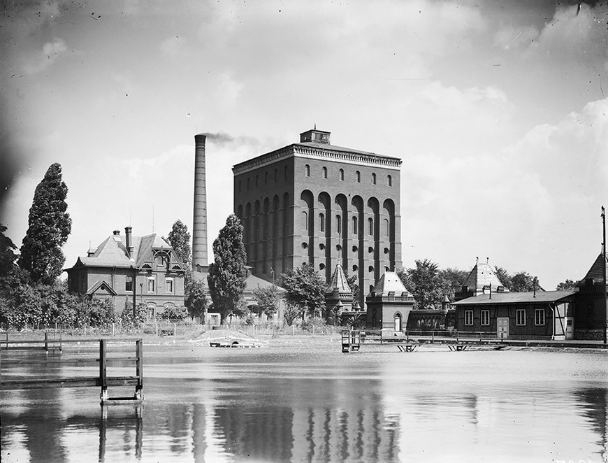 Tak wyglądał zbiornik w pierwszej połowie XX wieku. W tle wspaniała wieża ciśnień