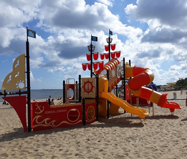 Plac zabaw  na plaży w Brzeźnie, Gdańsk, 2020 r. 