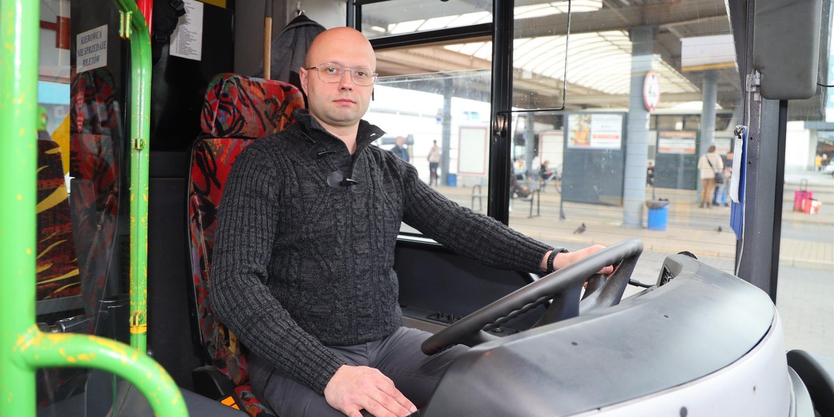 Pan Andrzej jest kierowcą w firmie Markab w Zgierzu. Zatrzymał autobus, kiedy na jezdni dostrzegł dziecko bez opieki.