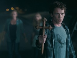 Anton Yelchin staje się mężczyzną dzięki wampirom