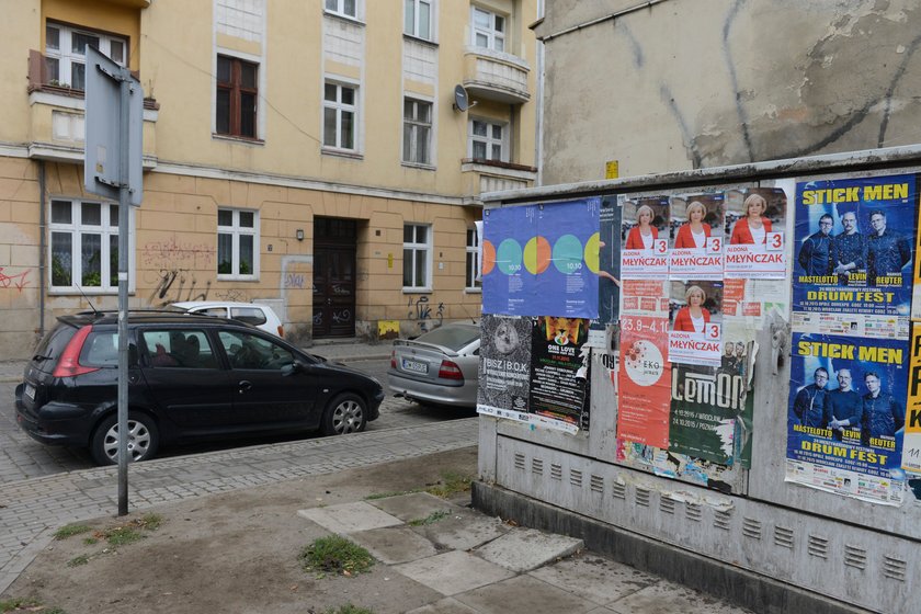 Nielegalne plakaty zaśmiecają Wrocław