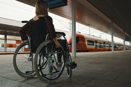 "Różni podróżni – obsługa bez barier" – standardy i szkolenie dla pracowników transportu