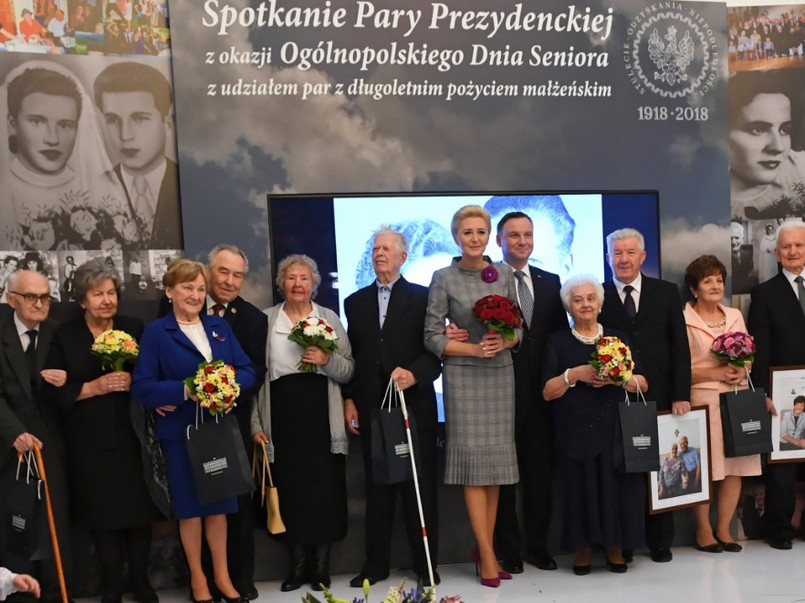 Z okazji Ogólnopolskiego Dnia Seniora para prezydencka spotkała się dziś w Pałacu prezydenckim z z parami z długoletnim pożyciem małżeńskim i ich rodzinami. Jednym z ostatnich punktów imprezy było wspólne pozowanie do zdjęć, które...