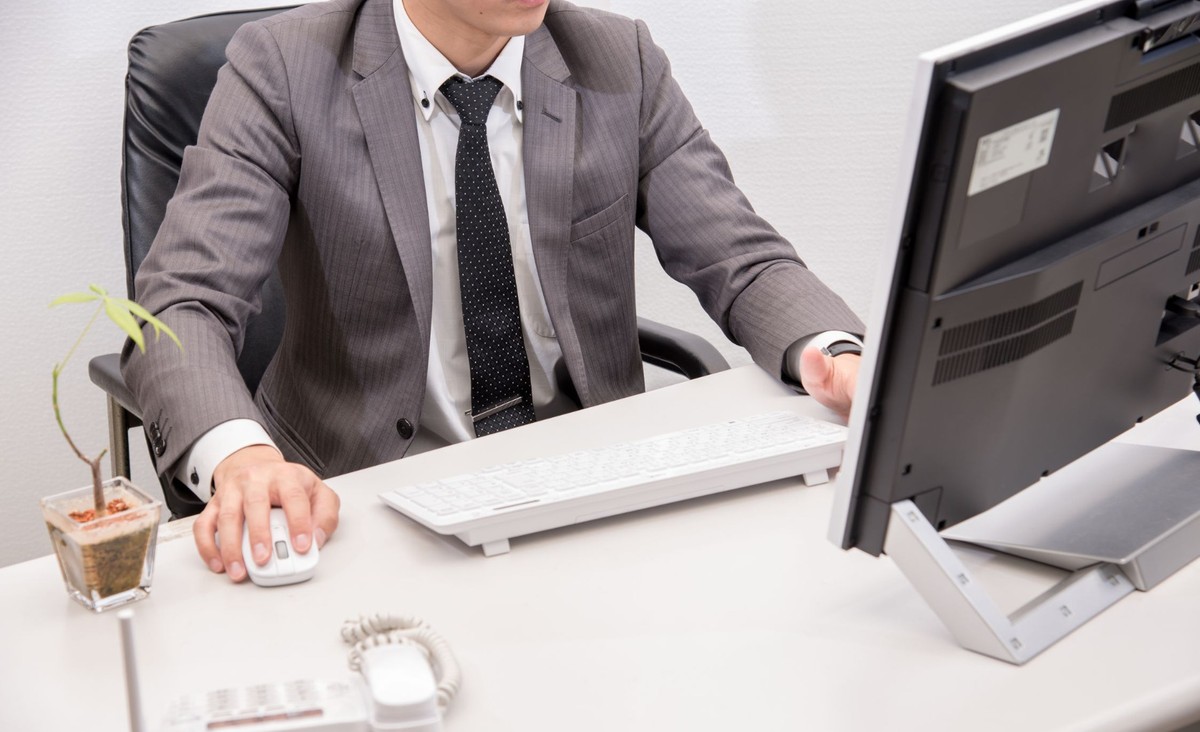 Resortowy dyrektor zarabia 21 tys. zł, urzędnik w terenie – płacę minimalną