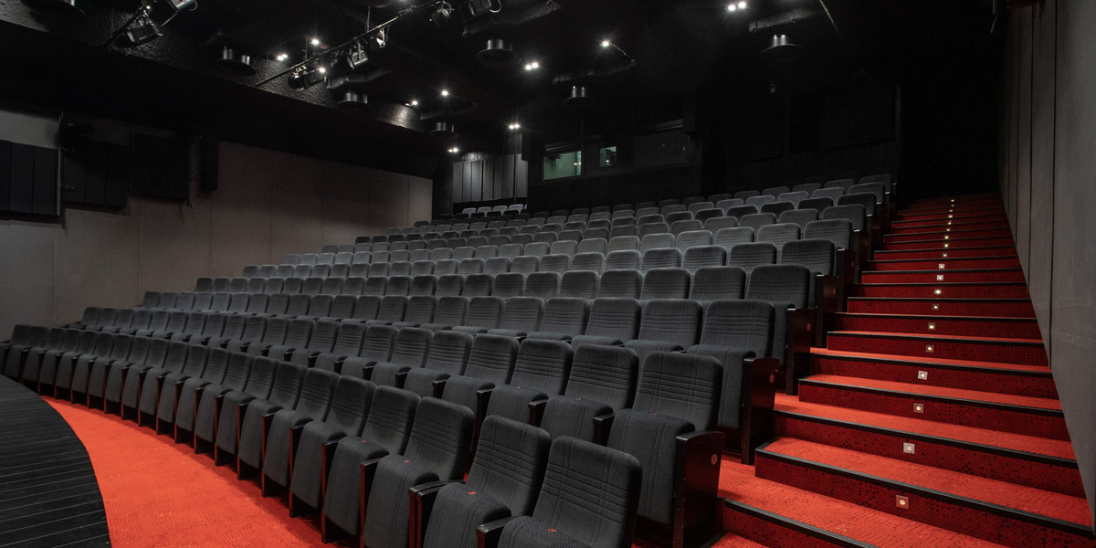 Słaby repertuar, ograniczenia liczby widzów na sali i obawy przed koronawirusem sprawiły, że nawet otwarte kina w czerwcu świeciły pustkami.