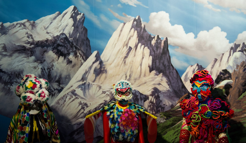 Wystawa w MoMA (Museum of Modern Art) w Nowym Jorku ma być hołdem dla Björk – jednej z najbardziej oryginalnych artystek współczesnej sceny muzycznej i jej ponad dwudziestoletniej działalności. Wokalistki, która zaskakuje nas z każdym nowym projektem. Jej otwarcie miało się zbiec z premierą najnowszej płyty Islandki "Vulnicura", planowanej na 9 marca. Ale już pod koniec stycznia w całości wyciekł do sieci i Björk postanowiła natychmiast rozpocząć jego sprzedaż online