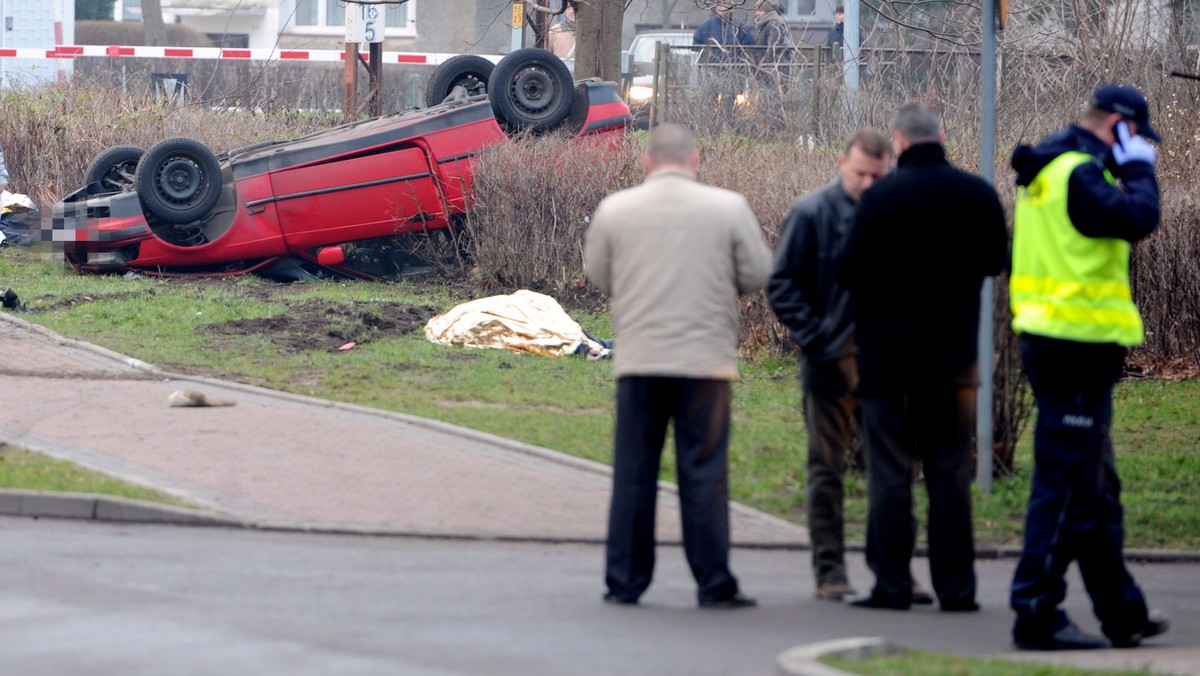 Na miejsce tragedii w Kamieniu Pomorskim, gdzie pijany kierowca zabił sześć osób, jedzie komendant główny policji nadinsp. Marek Działoszyński - poinformowała Komenda Główna Policji. Wśród ofiar wypadku jest policjant i jego rodzina. Ubolewanie z powodu tragedii wyraził minister spraw wewnętrznych w specjalnym oświadczeniu.