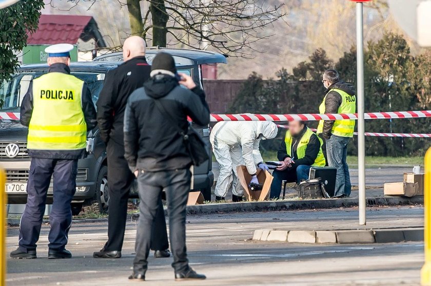 Policjanci kroczyli ścieżką śmierci, ale to bandyta mógł zginąć pierwszy!