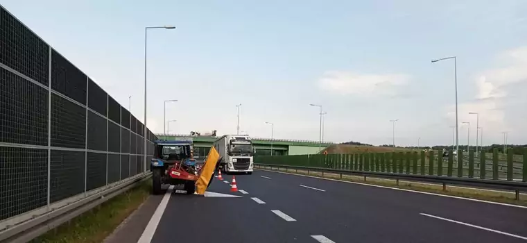 Jechał po autostradzie pod prąd, lewym pasem, i to traktorem