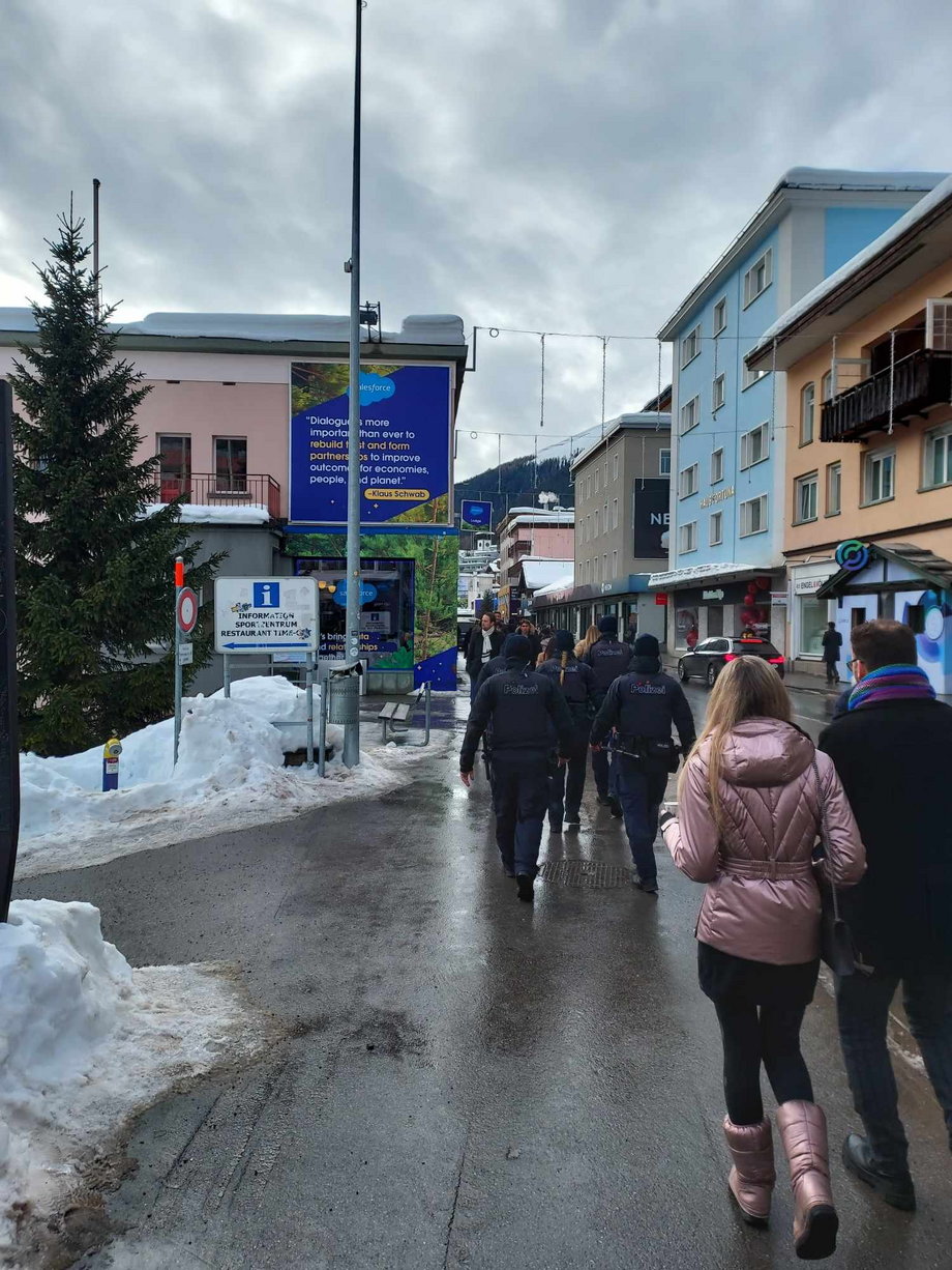 Policja pilnująca porządku na ulicach Davos.