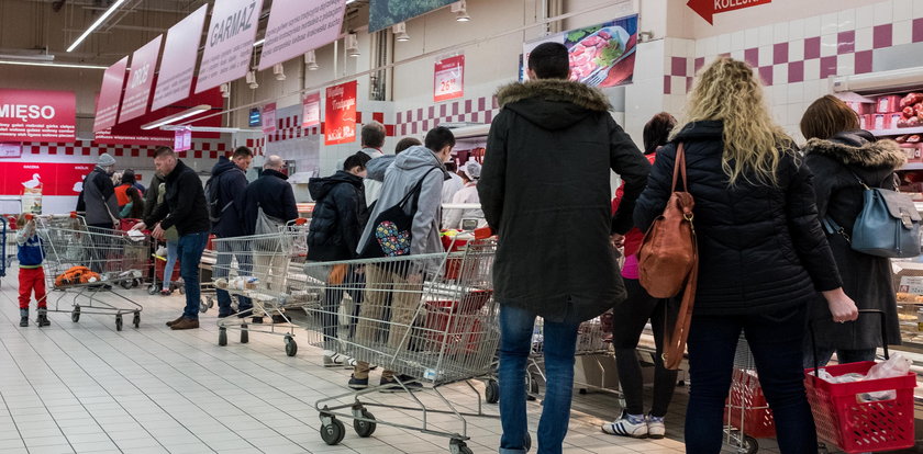 Absurdalny efekt zakazu handlu. Pracownicy PIP żądają wolnych niedziel