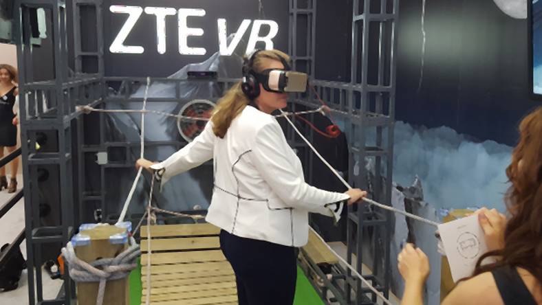 Samsung i ZTE pokazują VR 4D, czyli wirtualną rzeczywistość, tylko bardziej (IFA 2016)