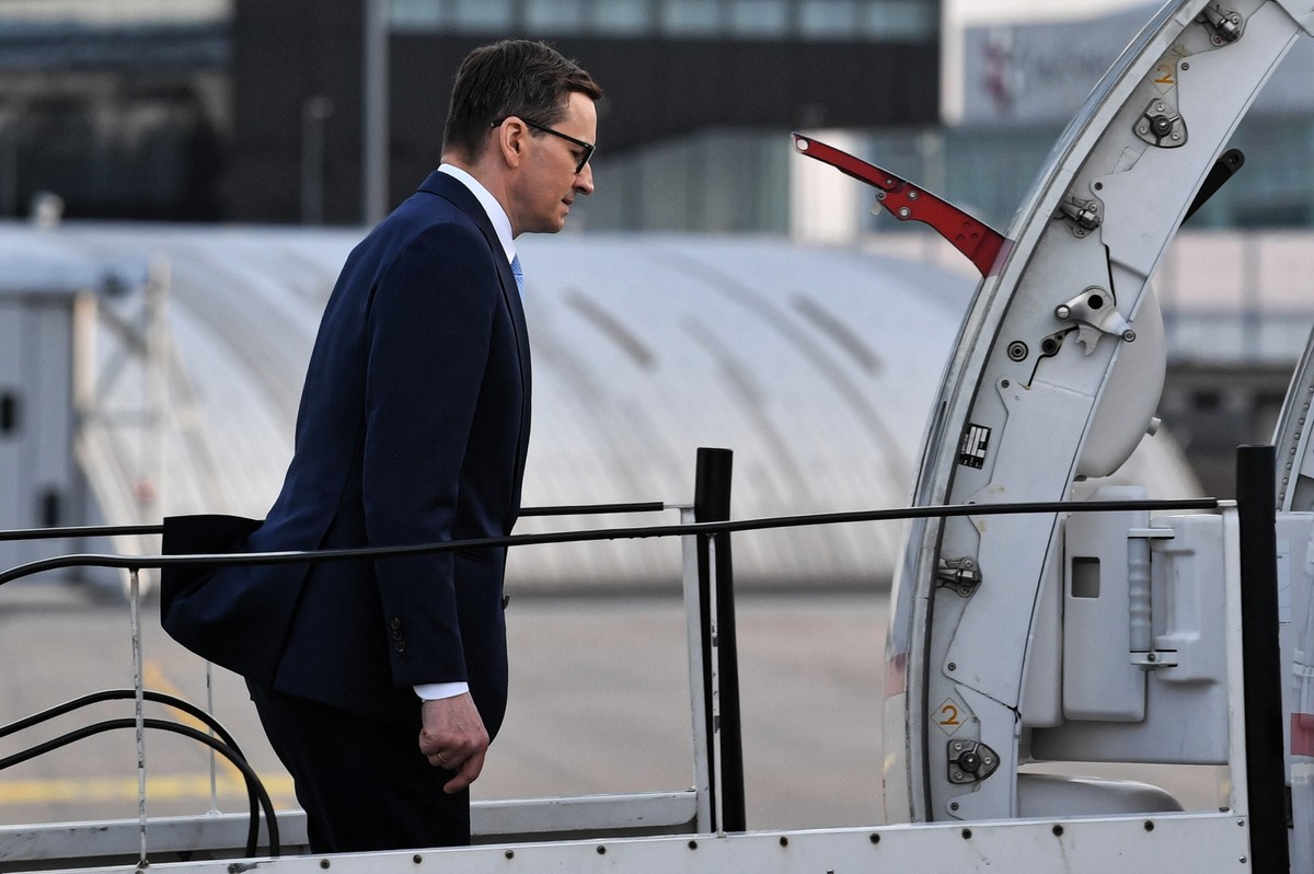 Warszawa, 24.02.2022. Premier Mateusz Morawiecki na lotnisku Okęcie w Warszawie przed wylotem do Brukseli, 24 bm. Premier Morawiecki weźmie udział w nadzwyczajnym szczycie Unii Europejskiej dot. agresji Rosji przeciwko Ukrainie. (kf) PAP/Radek Pietruszka