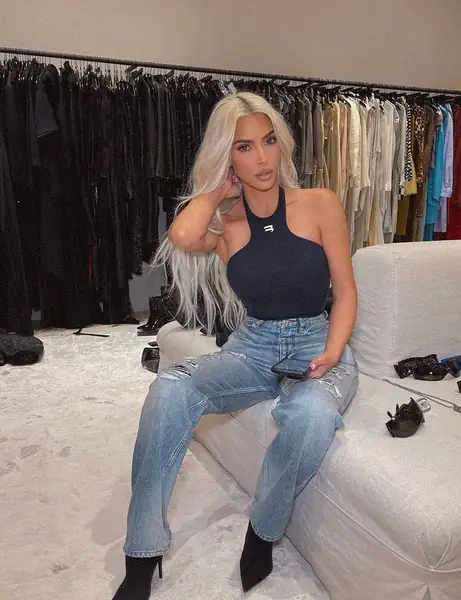 Kim Kardashian słynie z odważnych stylizacji. Jednak od czasu do czasu celebrytka wybiera mniej zobowiązujący i prosty styl, jak ten na zdjęciu z jej Instagrama, który przywodzi na myśl strój Małgorzaty Rozenek-Majdan. Proste spodnie, top i szpilki to zawsze ponadczasowa stylizacja