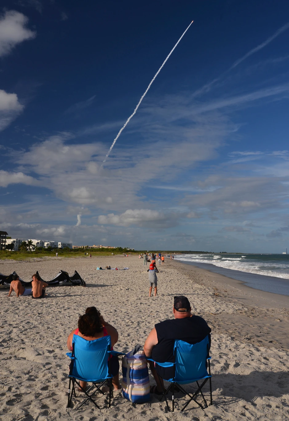 Ljudi sa plaže posmatraju lansiranje rakete Falkon 9 u Kejp Kanaveralu na Floridi 