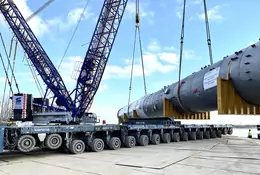 Gigantyczna kolumna Wash Tower na drogach publicznych. To największy taki transport w kraju