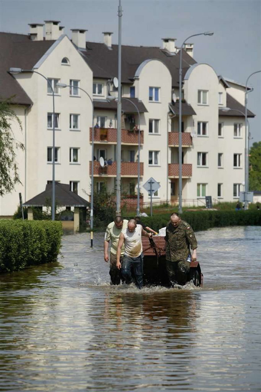 Wrocław tonie! Dramatyczna walka mieszkańców z żywiołem. Ślęza zalała osiedle Kozanów