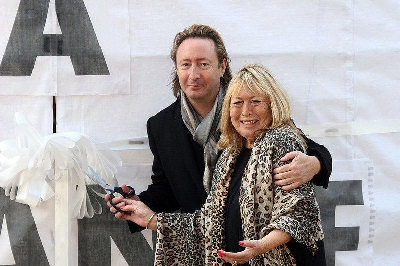 Julian i Cynthia Lennon odsłaniają Pomnik Pokoju Johna Lennona w Liverpoolu, 2010 r.