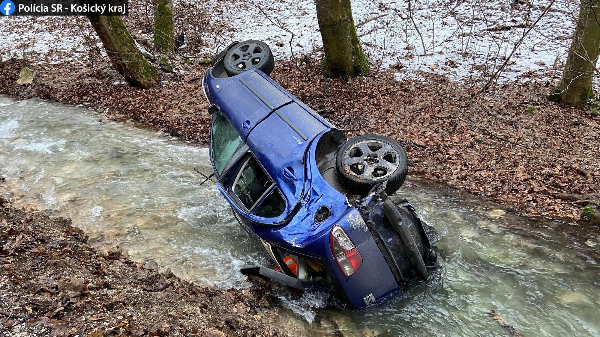 Na ceste medzi obcami Háj a Hačava skončilo auto v potoku.