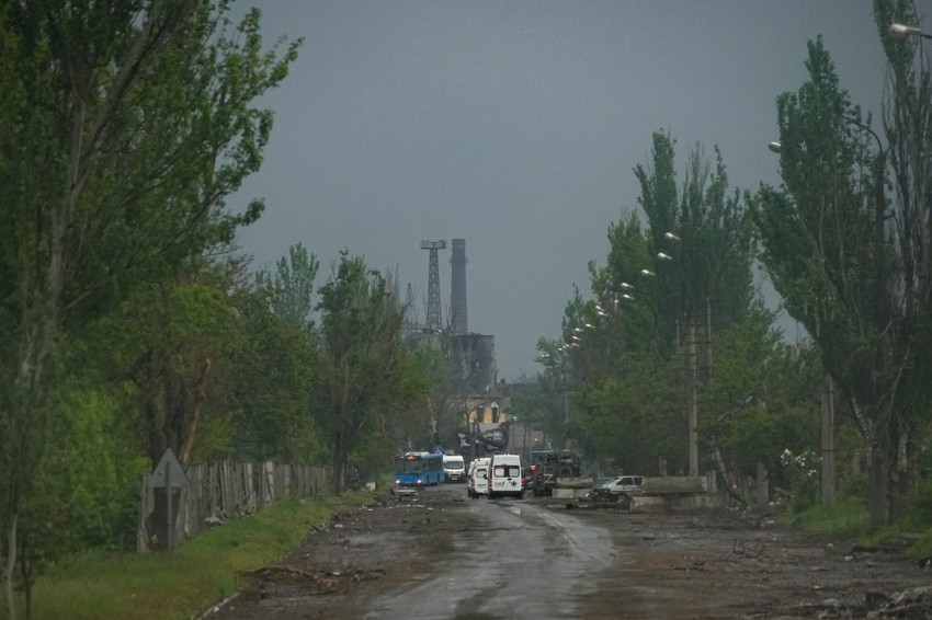 Ruski vojnici kod čeličane "Azovstalj" u Marijupolju tokom evakuacije zarobljenih ukrajinskih boraca