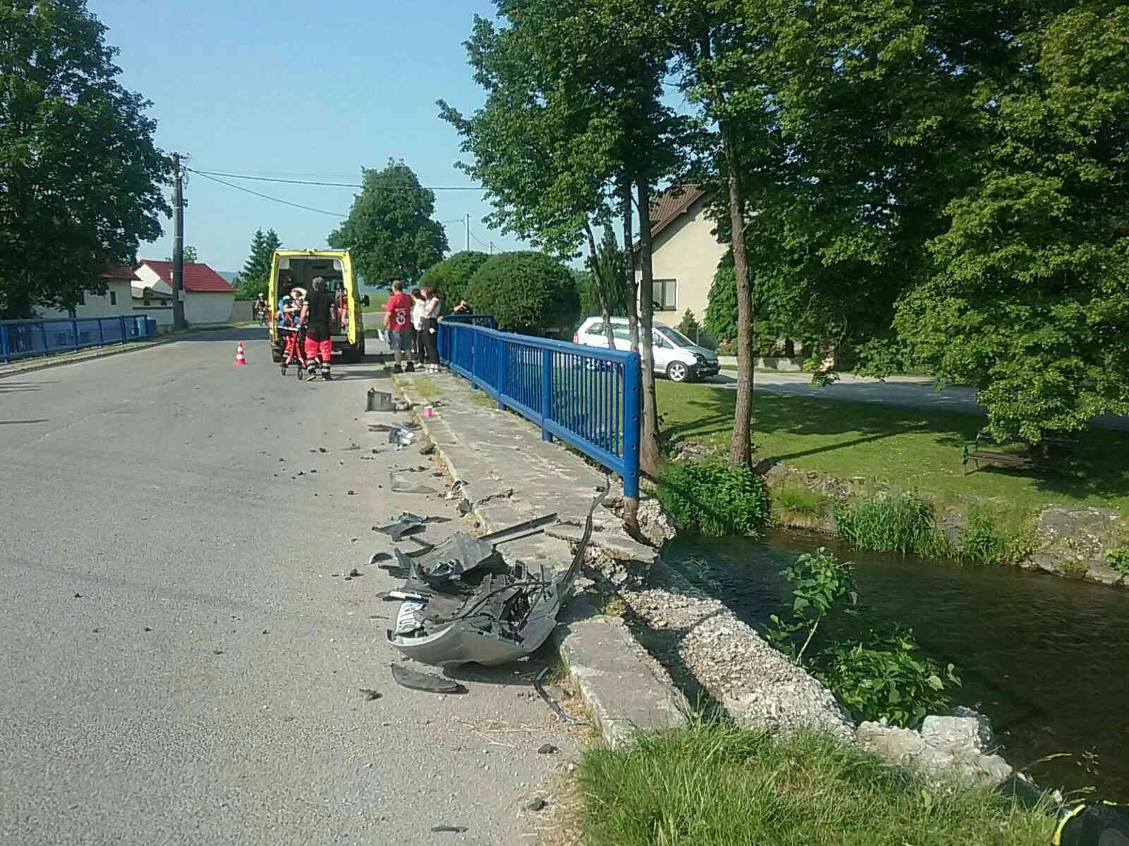 Pri nehode v Malom Čepčíne skončilo osobné vozidlo prevrátené v potoku.