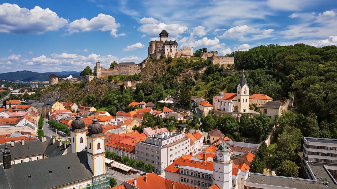 Pohľad na majestátny Trenčiansky hrad.